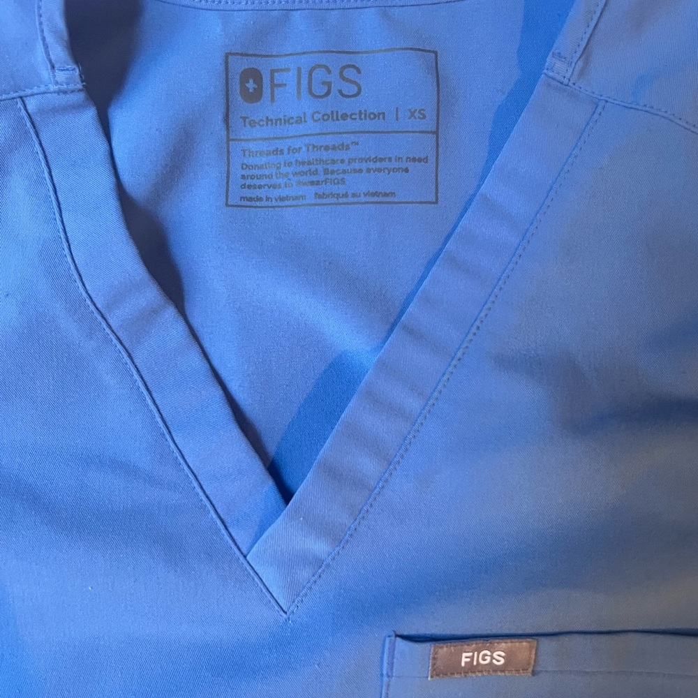 Figs Catarina Scrub Top XS in ceil blue